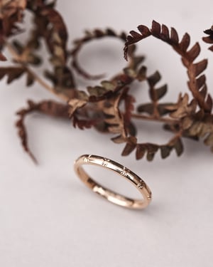 Image of 18ct Rose Gold 2mm Cleavers Engraved Ring