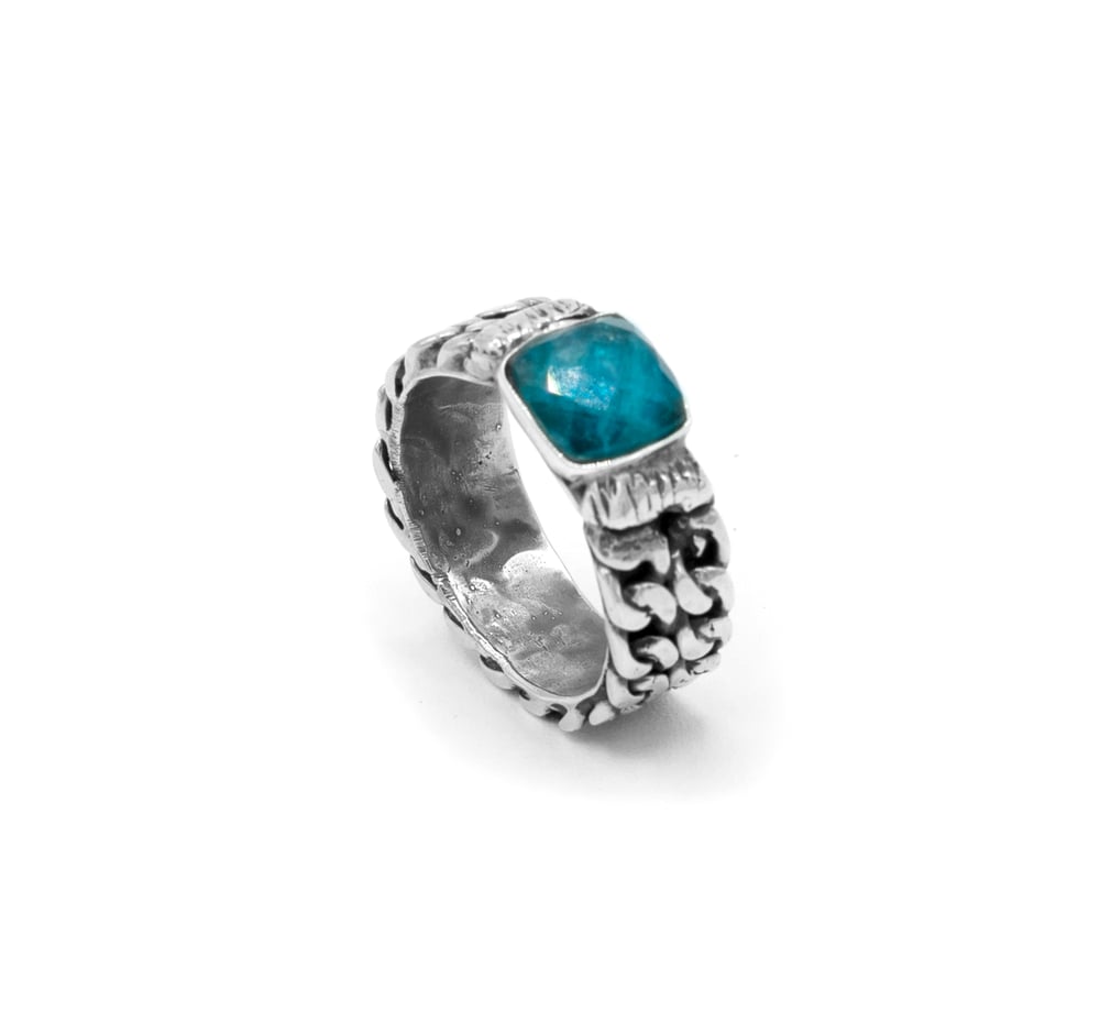 Anillo único de cadena y calcedonia