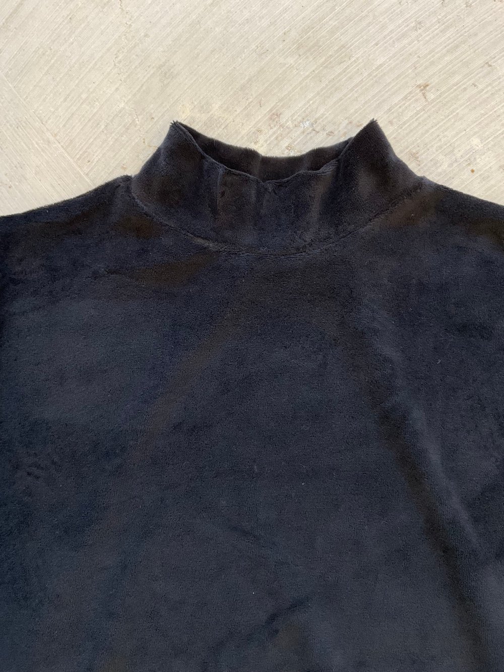 Velvet sweatshirt with higher neck black