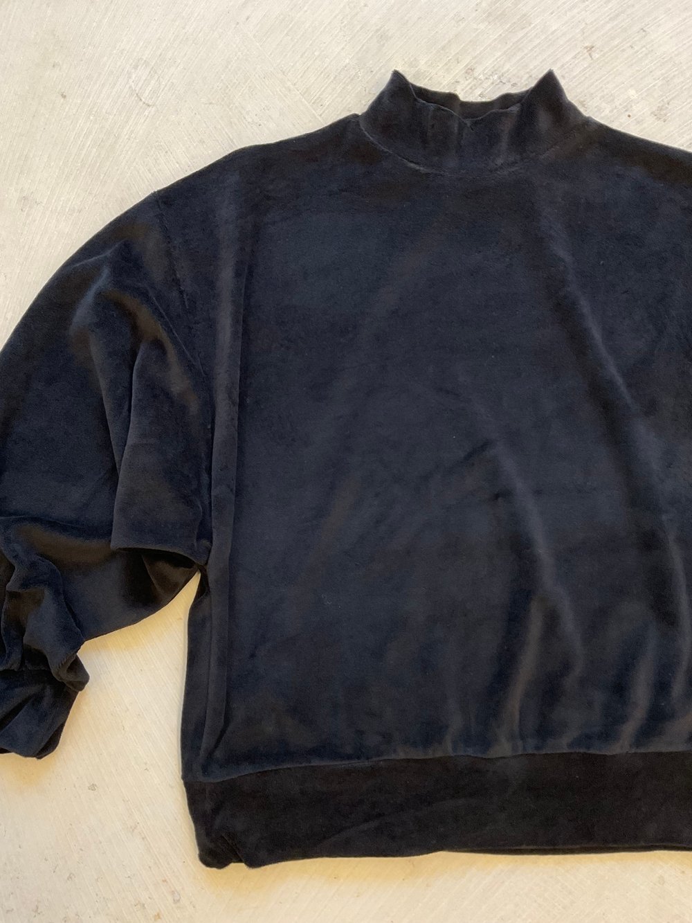 Velvet sweatshirt with higher neck black