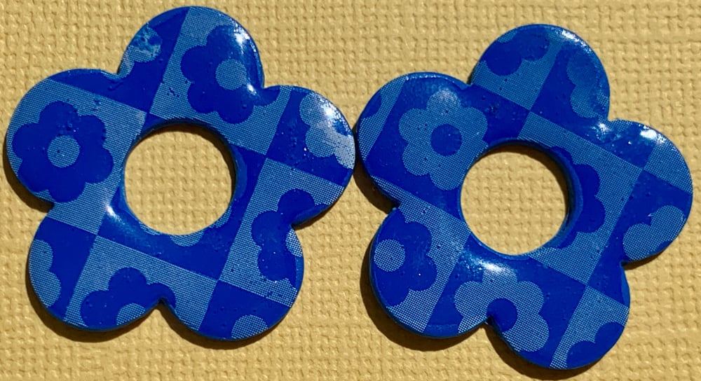 Image of Blue, White and Grey Checkerboard Flower CHARMS