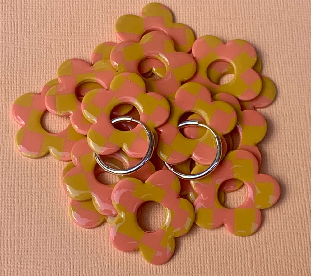 Image of Yellow and Peach Checkered Flower CHARMS