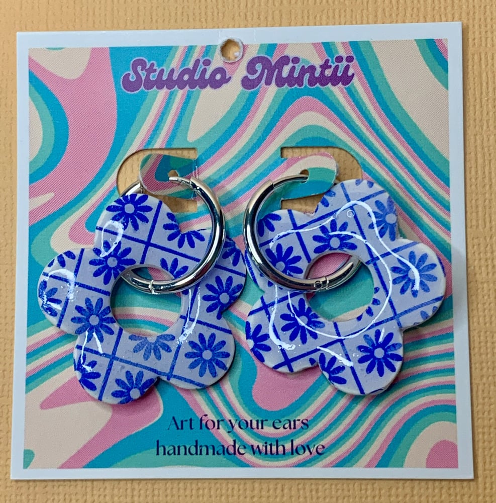 Image of White and Blue Daisy Checkerboard Flower Hoops