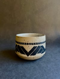 Image 2 of Cache pot sgraffito Tirangle