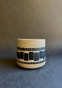 Image 2 of Cache pot sgraffito Wavy