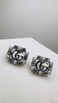 Silver peral studs