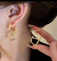 Image 1 of Classy V Earrings Gold