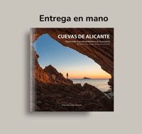 Libro "Cuevas de Alicante" en mano