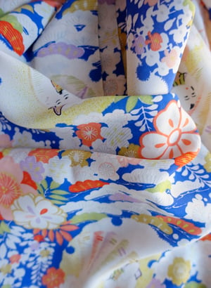 Image of Silke kimono ung pige - blå med multifarvede blomster