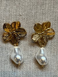 Image 1 of Stainless Steel Flower Pearl Earring Gold