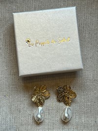 Image 3 of Stainless Steel Flower Pearl Earring Gold