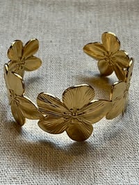 Image 3 of Stainless Steel Five Big Flowers Bracelet Gold  