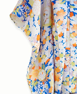 Image of Silke kimono ung pige - blå med multifarvede blomster