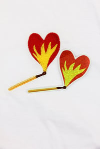 Image 2 of Sticker coeur en flammes