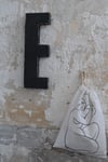 GRANDE LETTRE D'ENSEIGNE EN ZINC "E"