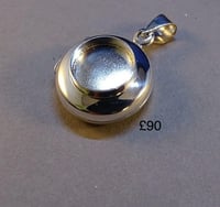 Locket round