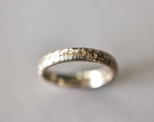 Image of 9ct gold 4mm horn texture ring