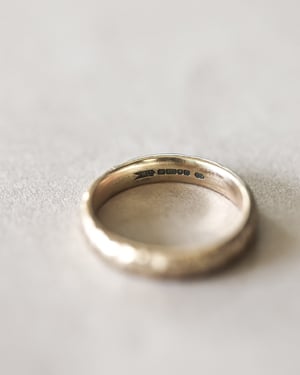 Image of 9ct gold 4mm horn texture ring