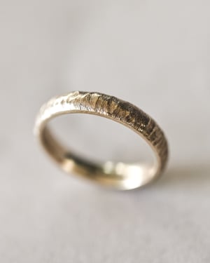 Image of 9ct gold 4mm horn texture ring