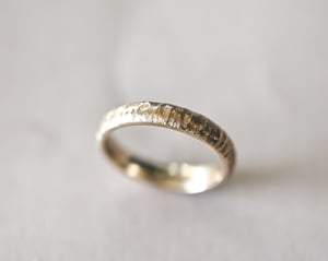 Image of 9ct gold 4mm horn texture ring