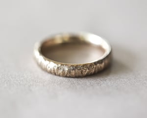 Image of 9ct gold 4mm horn texture ring