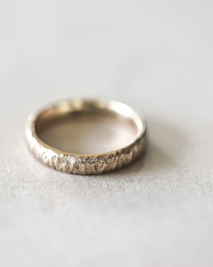 Image of 9ct gold 4mm horn texture ring