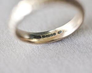 Image of 9ct gold 4mm horn texture ring