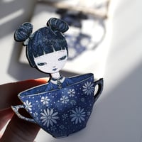 Image 1 of BROCHE, SEN, LA GUARDIANA DEL TÉ