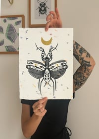 Linogravure Originale Mante religieuse papier artisanal à fleurs