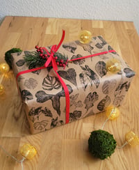 Packpapier mit Pflanzenprint