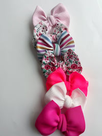 Image 5 of Valentine floral | classic bow