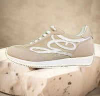 Image 1 of SNEAKER BEIGE Y BLANCA GUESS SS25