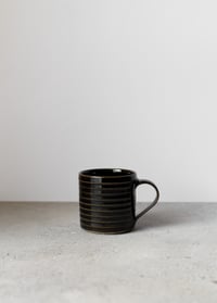 Image 2 of Ribbed mug in Nori