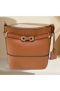 BOLSO CUBO CAMEL GUESS SS25