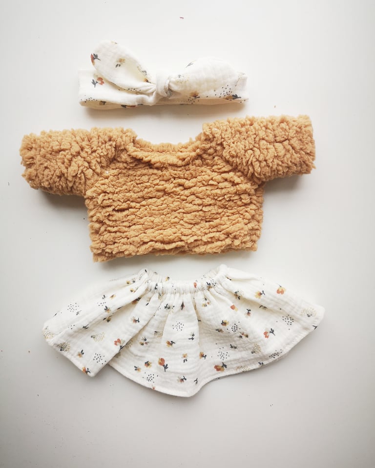 Tenue pull moumoute camel et jupe Image 2