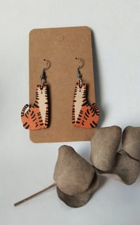 Image 2 of Istuva tiikeri korvakorut