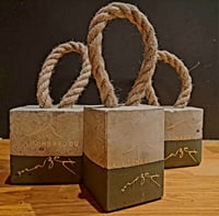 Concrete doorstop / Cale-porte en béton