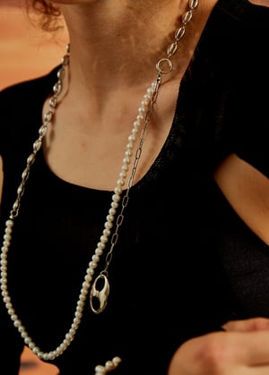 Image of LOWOOL - Pignose Pearl Belt Necklace