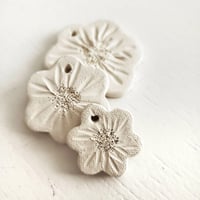Image 1 of Decorative flowers, set of 3. Different sizes
