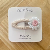 Pink daisy clip // Truth