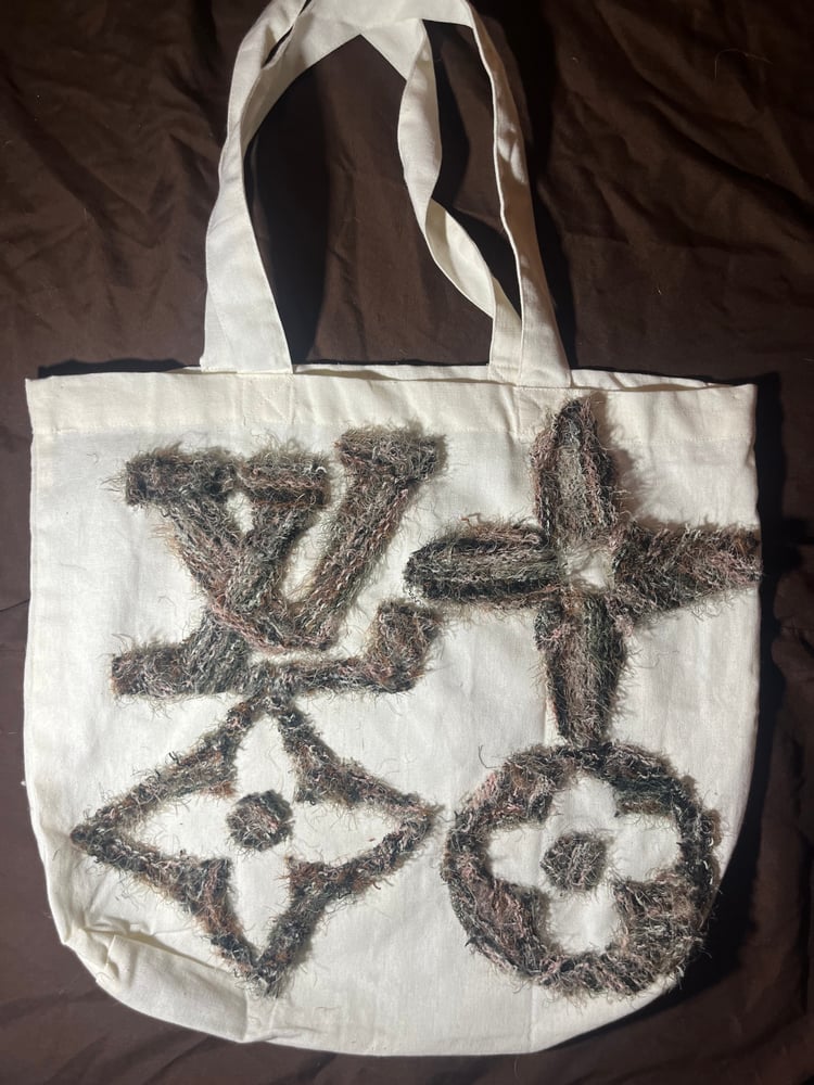 Image of  Loui V pattern tote bag