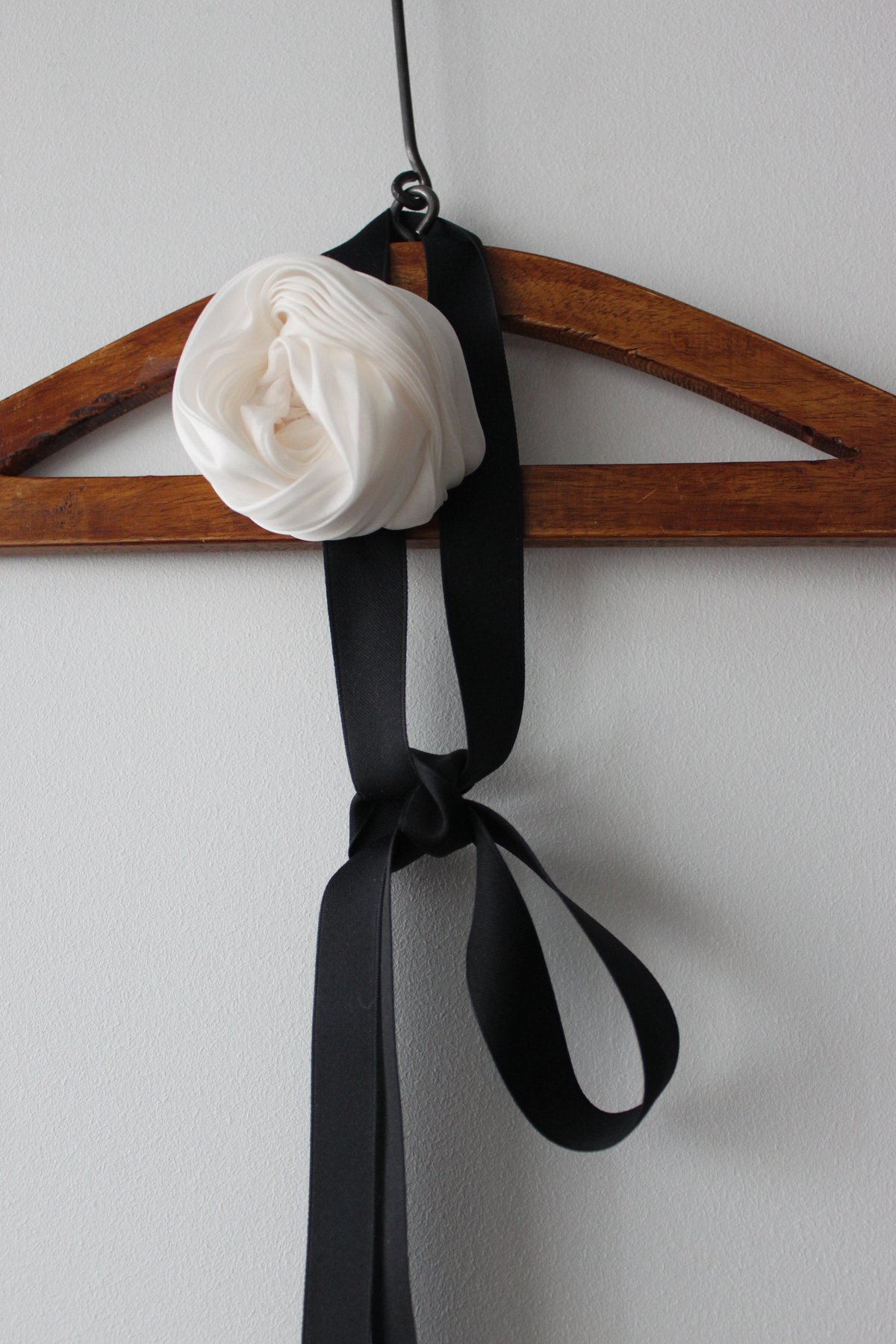 Pleated silk rose choker-off white