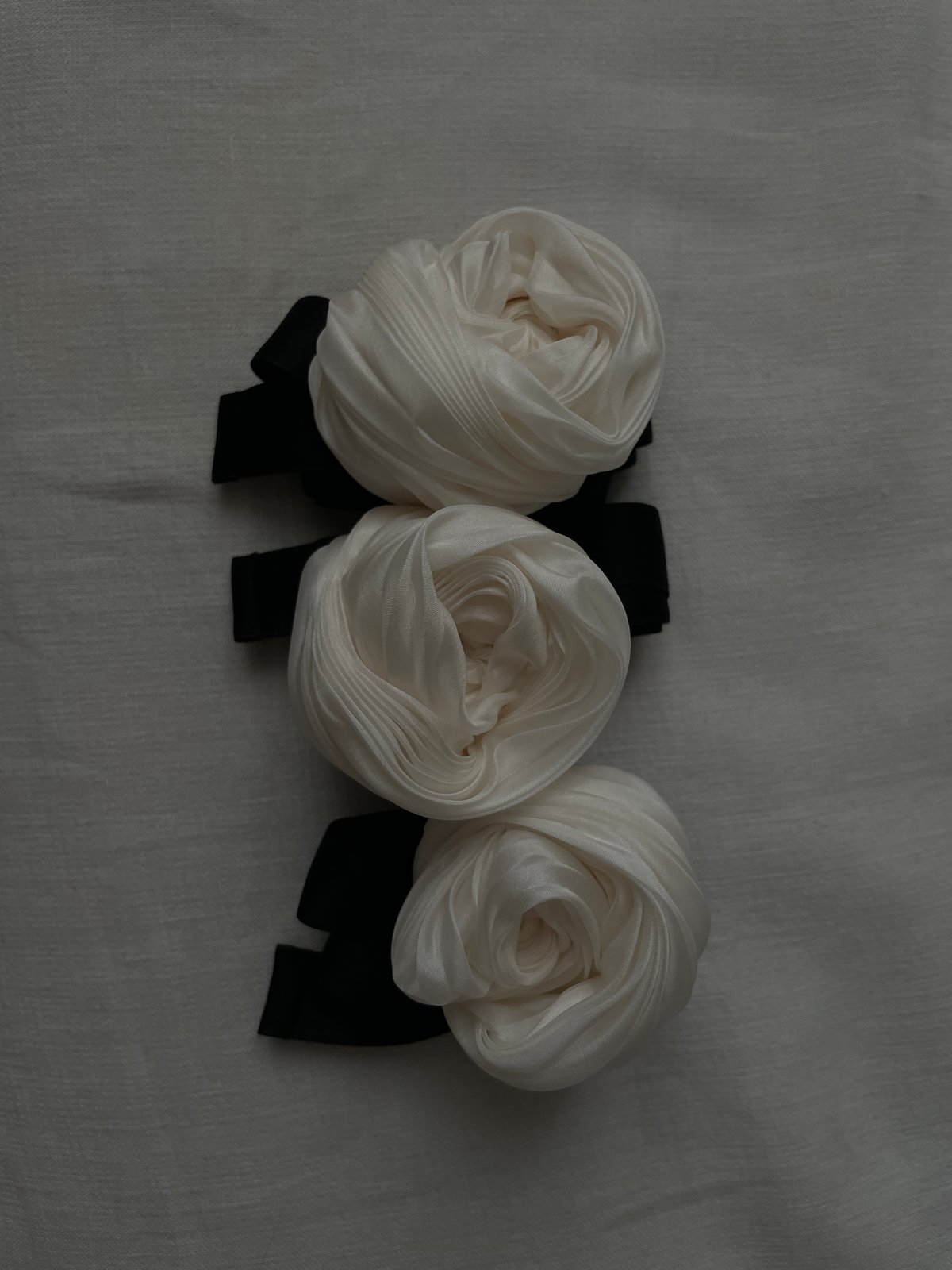 Pleated silk rose choker-off white