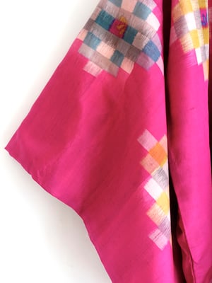 Image of Silke kimono dame i pink 100% råsilke m.'pantone' mønstre