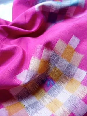 Image of Silke kimono dame i pink 100% råsilke m.'pantone' mønstre