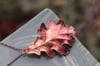 Vera foglia di quercia elettroformata in rame con patina rossa/autunnale 