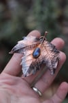 Vera foglia di platano acerifolia elettroformata in rame con labradorite blu