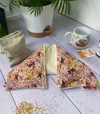 Image 1 of Bouillotte sèche cervicale aux graines de lin biologiques: Pandas roux et roses