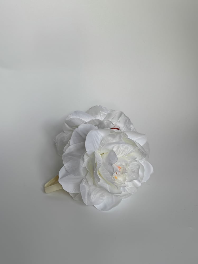 Image of xl white peony claw clip