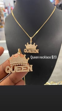 Gold crown/queen necklace 